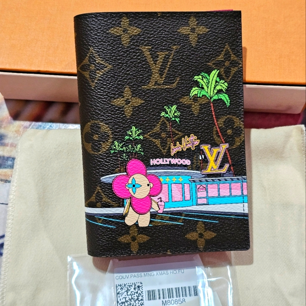 Louis Vuitton Wallet & Passport Cover Holder Vivienne Holiday Hollywood